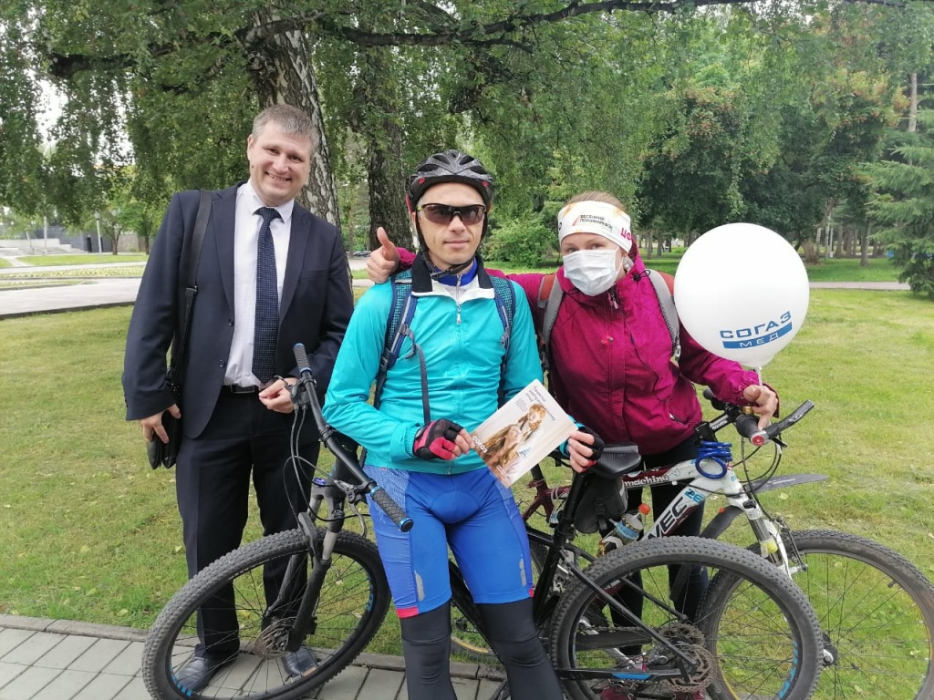 Новосибирский филиал «СОГАЗ-Мед» поздравил жителей города с Международным днём прогулки